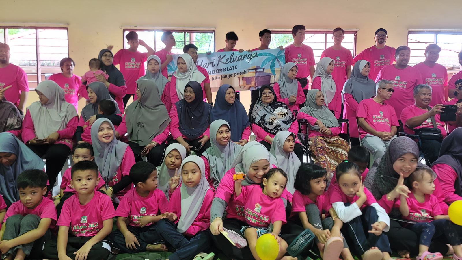 Tetamu program hari keluarga bergambar bersama di MSM