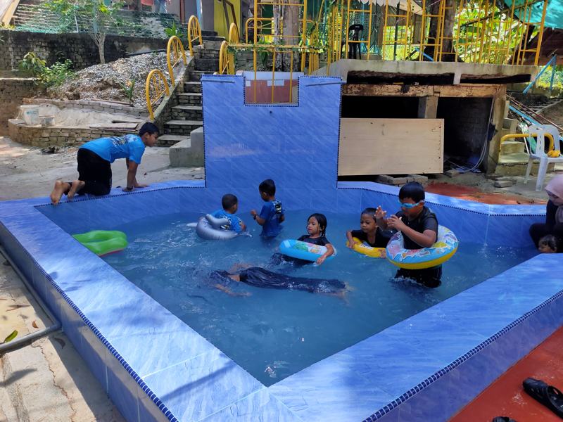 Kanak-kanak bermain di kolam kanak-kanak MSM